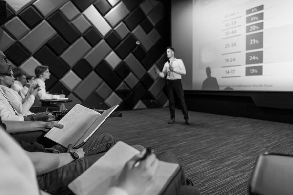 Découvrez l'art de l'enseigne logo en bois sur mesure